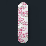 Skateboard Elegante color de agua con flores de cerezo rosa<br><div class="desc">Este elegante, artístico y florido es perfecto para la temporada de verano o primavera. Tiene flores, flores, flores y ramas de cerezo japonesas, color rosa baya pintadas a mano, rojo vivo y marrón polvoriento encima de un simple fondo blanco. Es bonito, moderno, dulce, único, moderno y original. Estilizar con la...</div>