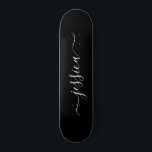 Skateboard Elegante nombre de guión blanco negro<br><div class="desc">Patineta moderna y femenina con un diseño de fondo negro y un elegante guión con letras a mano blanca. Personaliza con tu nombre.</div>