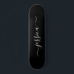 Skateboard Elegante nombre de guión blanco negro<br><div class="desc">Patineta moderna y femenina con un diseño de fondo negro y un elegante guión con letras a mano blanca. Personaliza con tu nombre.</div>
