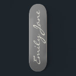 Skateboard Elegante Personalizado de nombres de guiones manus<br><div class="desc">Este patinador personalizado muestra su nombre en una bonita escritura manuscrita escrita en un elegante fondo gris carbón. Gran idea de regalo.</div>