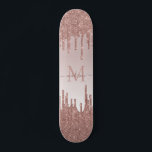 Skateboard Elegante Purpurina Dris Rosa Guión Monograma de Or<br><div class="desc">Moderna y elegante Purpurina Rubor Rosa Rosa Dorado Sparkle Monograma Script Nombre Skateboard</div>