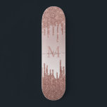Skateboard Elegante Purpurina Dris Rosa Guión Monograma de Or<br><div class="desc">Moderna y elegante Purpurina Rubor Rosa Rosa Dorado Sparkle Monograma Script Nombre Skateboard</div>