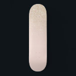 Skateboard Elegante Rosa Oro Purpurina Rosa Ombre<br><div class="desc">Este elegante diseño de moda es perfecto para una mujer moderna y elegante. Tiene un falso rosa impreso en purpurina rosa y dorado y un gradiente oscuro de color. ¡Es moderno, bonito, simple y adorable! ***NOTA DE DISEÑO IMPORTANTE: Para cualquier solicitud de diseño personalizado, como solicitudes de productos coincidentes, cambios...</div>