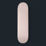 Skateboard Elegante Rosa  Oro Purpurina Rosa Ombre<br><div class="desc">Este elegante diseño de moda es perfecto para una mujer moderna y elegante. Cuenta con un falso purpurina de color rosa y oro rosa impreso y un gradiente de color oscuro. ¡Es moderno, bonito, simple y adorable! ***NOTA DE DISEÑO IMPORTANTE: Para cualquier solicitud de diseño personalizado, como solicitudes de productos...</div>