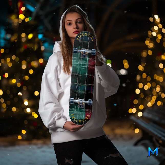 Skateboard Elegante Tartán con Placa Verde y Roja Festividad (Subido por el creador)