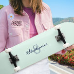 Skateboard Elegante Verde Claro Bonito Sencillo Monograma<br><div class="desc">Este bonito deck es un suave verde pastel,  un fondo chic para un monograma formado por tu inicial y nombre. Con refrescante elegancia,  esta patineta hace un regalo personalizado lindo y un accesorio divertido para complementar tu estilo.</div>