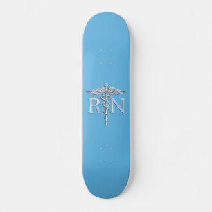 Skateboard Enfermera inscrita RN Silver Caduceus en Baby Blue