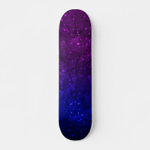 Skateboard Entre las estrellas en la galaxia azul y púrpura