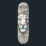 Skateboard Esbozo dibujado a mano por Guay y acuarela Diseño<br><div class="desc">Este diseño representa una fresca acuarela y un león dibujado con lápiz,  tonos grises y un toque de colores vibrantes un gato grande,  una especie de ilustracion divertido para los amantes de los animales,  genial para el uso diario.</div>