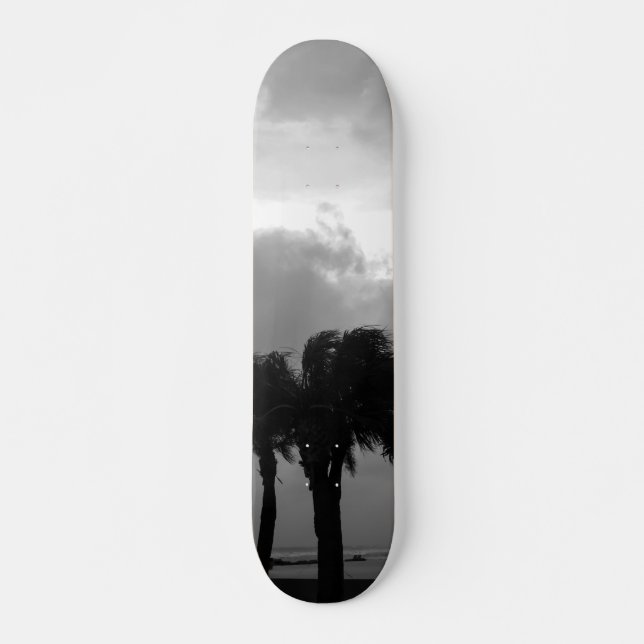 Skateboard Escala de grises de cielos tropicales (Anverso )