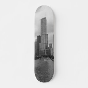 Skateboard Escala de grises del río Trump Tower Chicago