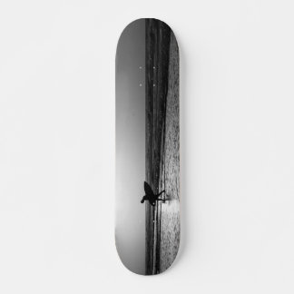 Skateboard Escala de grises del surfista de la mañana