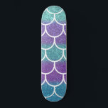 Skateboard Escalas de vieiras de sirena morada Verde azulada<br><div class="desc">Este diseño de bonito y diseño es perfecto para las niñas. Presenta estampado falso verde brillante verde azulado, violeta violeta y blanco purpurina color sirena escamas de vieiras. Es moda, linda, moderna y fresca.***NOTA DE DISEÑO IMPORTANTE: Para cualquier solicitud de diseño personalizada, como solicitudes de producto coincidentes, cambios de color,...</div>