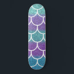 Skateboard Escalas de vieiras de sirena morada Verde azulada<br><div class="desc">Este diseño de bonito y diseño es perfecto para las niñas. Presenta estampado falso verde brillante verde azulado, violeta violeta y blanco purpurina color sirena escamas de vieiras. Es moda, linda, moderna y fresca.***NOTA DE DISEÑO IMPORTANTE: Para cualquier solicitud de diseño personalizada, como solicitudes de producto coincidentes, cambios de color,...</div>