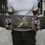 Skateboard Espadas Cruzadas Con Dragón Personalizado<br><div class="desc">Espadas de pomelo de rubí cruzan detrás de un dragón dorado sobre un fondo negro con tu nombre.</div>