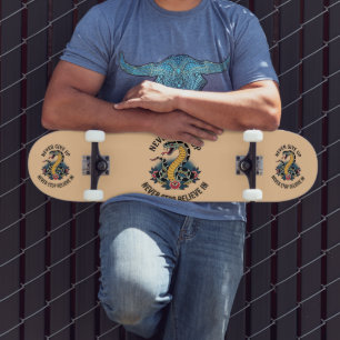 Skateboard Espíritu Intrépido: Arte de Serpiente Audaz y Rosa