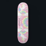 Skateboard Esquina de Unicornio rosa Arcoiris<br><div class="desc">Patineta de unicornio lista para su personalización. ✔ NOTA: ¡SÓLO CAMBIA LAS ÁREAS DE PLANTILLA NECESARIAS! 😀 Si es necesario, puede eliminar el texto y empezar a agregar de nuevo el texto y la fuente que desee. 📌 Si necesita una mayor personalización, haga clic en el botón "Haga clic para...</div>