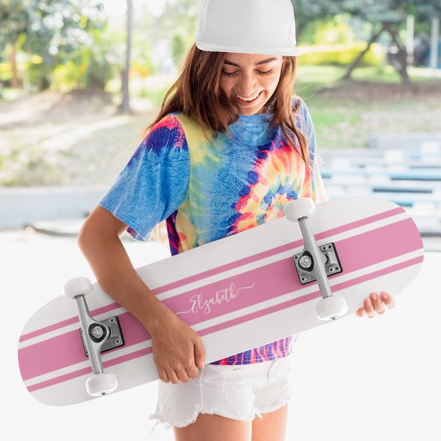Skateboard Estaciones de Carreras blanca rosada Guay Girona M (Girly Cool Pink White Racing Stripes Monogrammed Skateboard)