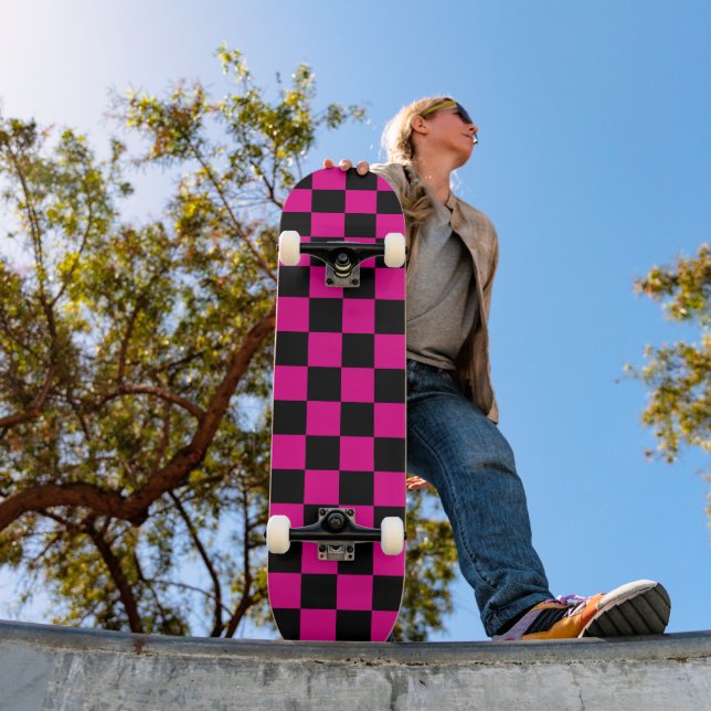 Skateboard Estampado de cuadros rosa intenso y negro (Exterior 1)