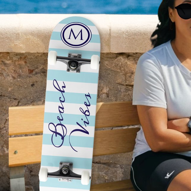 Skateboard Estilo de playa azul blanco rayado Monograma genia (A monogrammed skateboard with nautical blue and white stripes and 'Beach Vibes' in a script font)