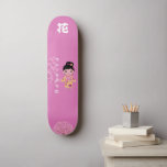Skateboard Estilo japonés chica con "flor" monograma<br><div class="desc">Estilo japonés chica con Monograma "Flor" 花 y nombre. Haz que sea tuyo agregando tu texto. Para acceder a las herramientas de edición avanzadas,  vaya a "Personalizar esta plantilla" y haga clic en "Detalles",  desplácese hacia abajo y presione el enlace "clic para más personalizares".</div>