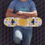 Skateboard Estrellas de Sunburst psicodélicas<br><div class="desc">Patinaje de ambiente psicodélico con explosión de sol dorada y estrellas coloridas. Un dinámico patrón exuberante.</div>
