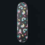 Skateboard Estrellas florales de arcoiris rosas de unicornio<br><div class="desc">Este lindo y mágico patrón es perfecto para la mujer o chica de espíritu divertido y moderno. Cuenta con ilustraciones hechos a mano de unicornios, flores con hojas, arcos y estrellas de tiro sobre un simple fondo negro. La temática del color de diseño es rosa bubblegum, rosa rubor, verde verde...</div>