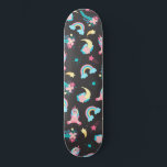 Skateboard Estrellas florales de arcoiris rosas de unicornio<br><div class="desc">Este lindo y mágico patrón es perfecto para la mujer o chica de espíritu divertido y moderno. Cuenta con ilustraciones hechos a mano de unicornios, flores con hojas, arcos y estrellas de tiro sobre un simple fondo negro. La temática del color de diseño es rosa bubblegum, rosa rubor, verde verde...</div>
