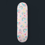 Skateboard Estrellas florales de arcoiris Verde azuladas de u<br><div class="desc">Este lindo y mágico patrón es perfecto para una mujer o chica divertida y de moda. Cuenta con ilustraciones de unicornios dibujados a mano, flores con hojas, arcos y estrellas fugaces encima de un simple fondo rosado. La temática del color de diseño incluye el color rosa bubblegum, el rosa rubor,...</div>