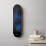 Skateboard *~* Feather Cosmic Boho Midnight Sky Pastel<br><div class="desc">* Enérgicamente mejorado Mágico místico cósmico celeste gitano gitano gitano gitano gitano asombrosamente hermoso oscuro fondo del cielo azul de la Marina de Medianoche y brillante diseño celestial de plumas cósmicas. La pluma de ambiente mágico es muy ligera y susurrada. * Personalizar / Personaliza con tus INICIALES / MONOGRAMA o...</div>