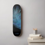 Skateboard *~* Feather Cosmic Midnight Sky Pastel Boho<br><div class="desc">* Enérgicamente mejorado Mágico místico cósmico celeste gitano gitano gitano gitano gitano asombrosamente hermoso oscuro fondo del cielo azul de la Marina de Medianoche y brillante diseño celestial de plumas cósmicas. La pluma de ambiente mágico es muy ligera y susurrada. * Personalizar / Personaliza con tus INICIALES / MONOGRAMA o...</div>