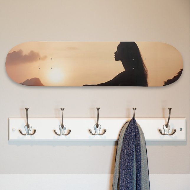 Skateboard Female Silhouette at Sunset (Subido por el creador)