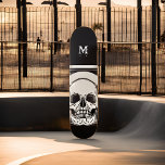 Skateboard Fiesta de Halloween de cumpleaños de Skeleton pers<br><div class="desc">Memento mori (1916) de Julie de Graag 

esqueleto,  cráneo,  halloween,  muerte,  huesos,  negro,  muerto,  horror,  blanco,  divertido,  fresco,  gótico,  oscuro,  cráneo,  espeluznante,  gótico,  hueso,  vintage,  lindo,  gris,  anatomía,  fantasma,  bruja,  punk,  esqueletos,  tarot,  emo,  miedo,  negro y blanco,  metalizado</div>