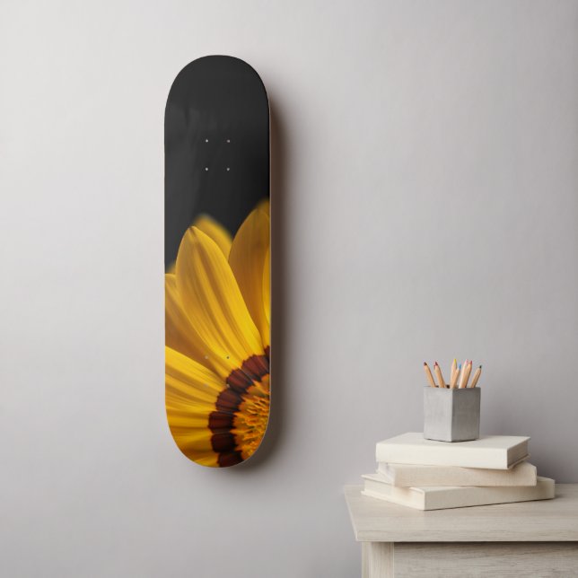 Skateboard Flor amarilla sobre fondo negro (Arte de la pared)