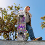 Skateboard Flor de arte fractal enérgica y colorida<br><div class="desc">Una potente flor multicolor de fantasía,  un singular arte fractal floral. Diseño para su atípica y original skateboard y más.</div>