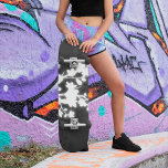 Skateboard Flor De Cerezo Blanco Y Negro<br><div class="desc">Diseño floral de cerezo en blanco y negro.</div>