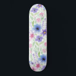 Skateboard Flor de color azul rosado púrpura elegante del paí<br><div class="desc">Este moderno y elegante diseño es perfecto para las estaciones de verano y primavera. Cuenta con flores de acuarela pintadas a mano, rosas, violetas, azules, verdes, negras y amarillas y con un patrón de hojas encima de un fondo blanco simple.**NOTA IMPORTANTE DE DISEÑO: Para cualquier solicitud de diseño personalizada, como...</div>