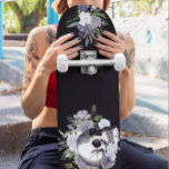 Skateboard Flor floral blanca de Gótico negro<br><div class="desc">Este diseño se puede personalizar eligiendo la opción personalizar para agregar texto o realizar otros cambios. Si este producto tiene la opción de transferir el diseño a otro artículo, asegúrese de ajustar el diseño para que se ajuste si es necesario. Póngase en contacto conmigo en colorflowcreations@gmail.com si desea tener este...</div>