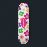Skateboard Flor Floral Purple & PinkCustom<br><div class="desc">Un diseño retro Flower Power con un diseño de margarita en color morado,  rosa,  verde,  amarillo y blanco. Personalizar agregando un nombre,  iniciales u otro texto.</div>