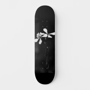 Skateboard floral blanca y negra mínima