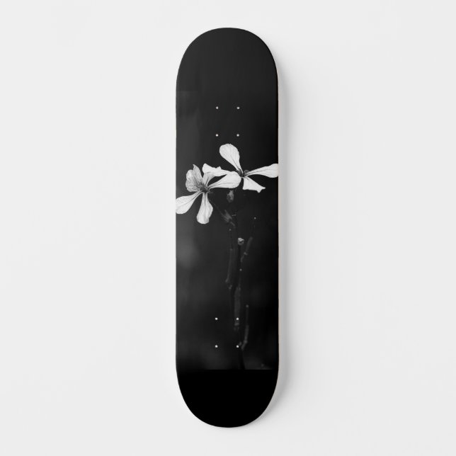 Skateboard floral blanca y negra mínima (Anverso)