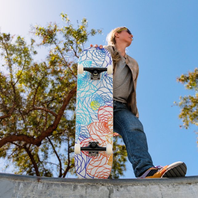 Skateboard Floral de color rojo y azul (Exterior 1)