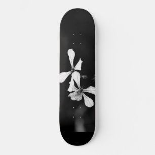 Skateboard floral en blanco y negro minimalista