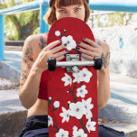 Skateboard Floral Rojo Y Flor De Cerezo Blanco<br><div class="desc">florecen cerezos blancos y negros en un fondo rojo rubí resplandeciente.</div>