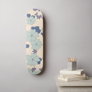 Skateboard Flores azules, flores moradas, patrón floral