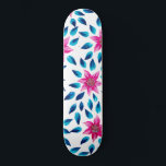 Skateboard Flores azules rosas brillantes dejan pintura acríl<br><div class="desc">Esta decoración moderna y elegante es perfecta para las mujeres de diseño. Tiene flores de acrílico de color verde verde azulado, azul marino, rosa rosa brillante pintado a mano y un patrón de hojas sobre un fondo blanco simple. Es artístico, bonito, elegante, único y original. Estilizar con estas flores pintadas...</div>