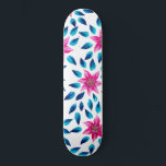 Skateboard Flores azules rosas brillantes dejan pintura acríl<br><div class="desc">Esta decoración moderna y elegante es perfecta para las mujeres de diseño. Tiene flores de acrílico de color verde verde azulado, azul marino, rosa rosa brillante pintado a mano y un patrón de hojas sobre un fondo blanco simple. Es artístico, bonito, elegante, único y original. Estilizar con estas flores pintadas...</div>