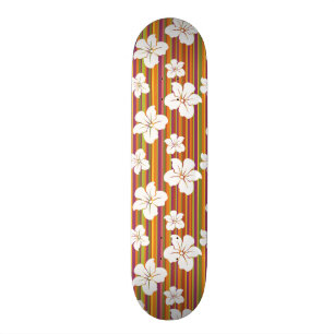 Skateboard Flores blancas en un fondo rayado