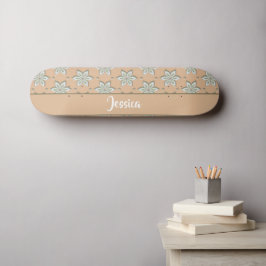 Skateboard Flores blancas grabadas en el bronceado