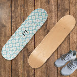 Skateboard Flores blancas monogramadas con motivos florales<br><div class="desc">Crea un florido florecimiento con esta patineta de bonito. El patinador,  decorado con flores blancas en un fondo azul pastel,  presenta un diseño fresco y luminoso con un estilo retro de temática natural. Personalice el tablero con su primer como monograma,  para un toque de acabado individual.</div>